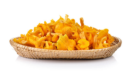 在篮子里的野生蘑菇房 被白背景隔离黄色食物智者橙子美食白色蔬菜团体图片