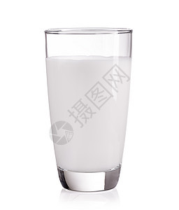 白色背景的玻璃中的牛奶图片