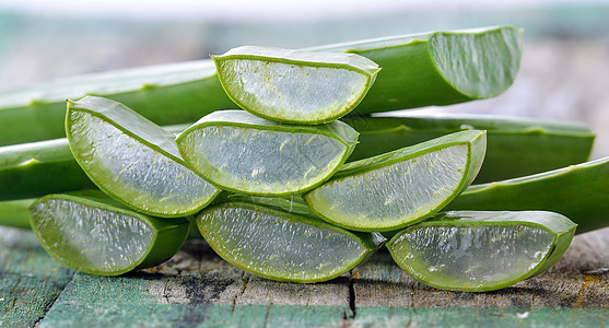 Aloe Vera在水疗中用于皮肤护理叶子温泉植物绿色凝胶治疗药品勺子果汁木头图片