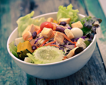 新鲜沙拉加番茄和黄瓜蔬菜营养盘子美食绿色红色白色食物维生素胡椒图片