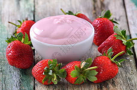 木制桌上草莓酸奶小吃产品桌子水果奶油白色食物浆果甜点饮食图片