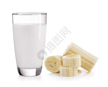 白色背景上隔绝的玻璃牛奶和香蕉香草饮食水果营养饮料食物酸奶背景图片
