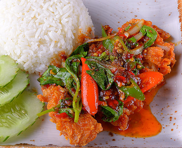 白底鱼肉炒鸡饭 白面上孤立的烤炸鸡米白色蔬菜香料午餐烹饪食物盘子背景图片