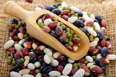 将豆类混合在勺子中种子植物饮食脉冲农业食物营养粮食黑色白色图片