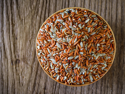 碗里的棕米种子 顶级风景黑色谷物白色荒野食物红色粮食图片