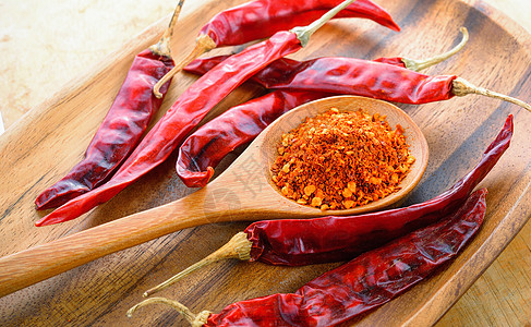 勺子里的辣椒食物烹饪红色胡椒蔬菜白色粉末木头香料植物图片