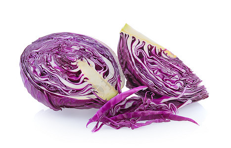 白色背景的紫色卷心菜片食物饮食沙拉叶子营养蔬菜红色图片