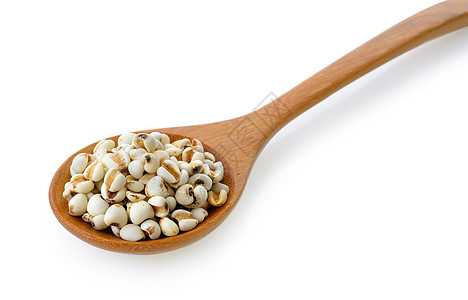 在白色背景上孤立的木勺小米谷物粮食勺子营养食物饮食种子珍珠蔬菜饲料图片