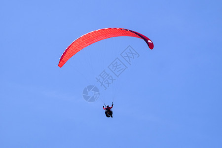 天空滑翔伞假期冒险蓝色旅行男人运动翅膀闲暇爱好危险图片