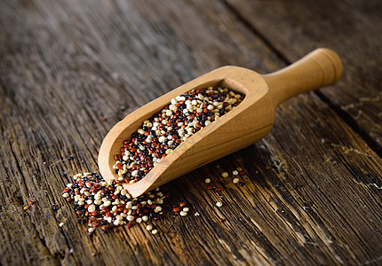 木头上勺子中的奎诺亚种子饮食红色营养纤维谷物白色食物粮食图片