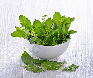 巴西尔在碗里叶子食物桌子绿色树叶蔬菜木头香料草药植物草本植物图片