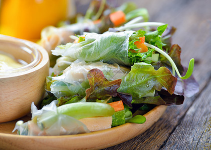 健康食品色拉卷食物海鲜面条白色黄瓜蔬菜饮食美食盘子小吃背景图片