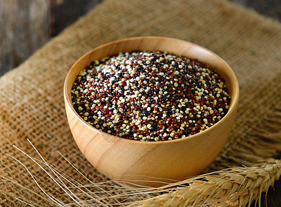 碗里的奎诺阿种子饮食纤维木头谷物食物营养粮食白色红色图片