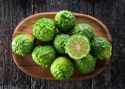 木桌背景的博拉莫特食物美食草本蔬菜叶子草本植物桌子香气绿色烹饪图片