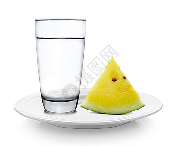 白色背景的玻璃杯水和盘子西瓜图片