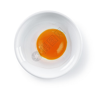 白色背景的鸡蛋在盘子中图片