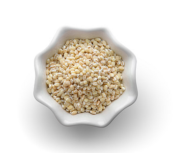 一大堆珍珠麦子 在一碗白的碗里粮食棕色木头食物农业种子白色谷物图片