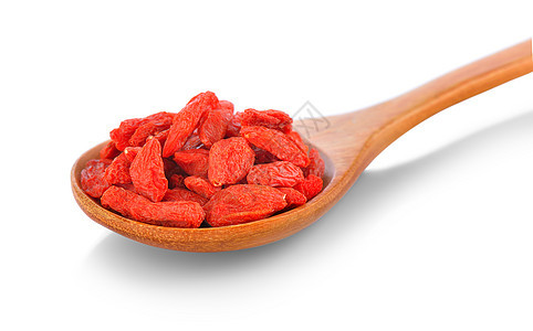 白色背景的木勺中的干果果浆婚姻食物红色藤蔓草本浆果图片