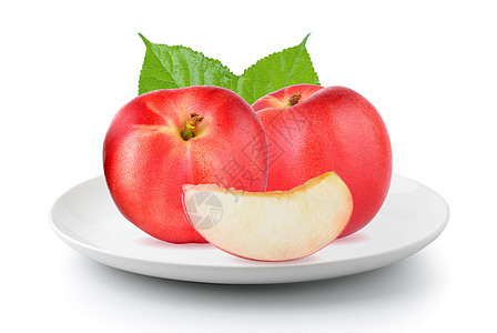 在一个盘子里的桃子 在白色背景上被孤立油桃工作室黄色叶子水果红色食物图片
