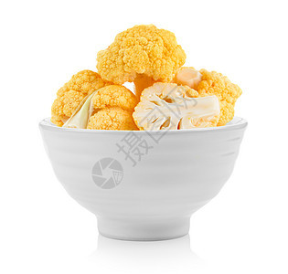 白色背景的碗中的黄色花椰菜图片