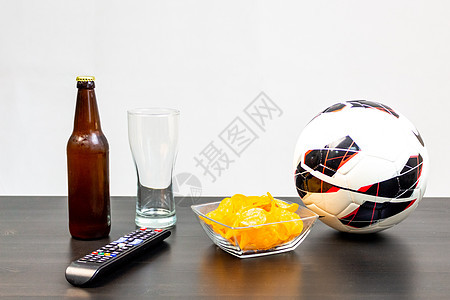 啤酒和足球饮料乐趣电视锦标赛庆典食物泡沫男性俱乐部反射图片
