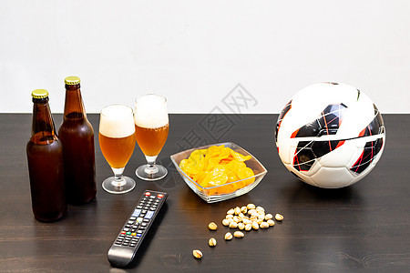 啤酒和足球酒精闲暇酒吧扇子玻璃男性游戏电视桌子气泡图片