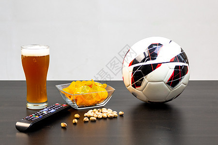 啤酒和足球桌子闲暇玻璃游戏快乐友谊饮料反射餐厅派对图片