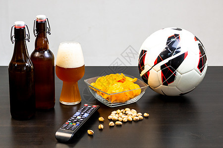 啤酒和足球闲暇气泡酒吧派对游戏友谊饮料餐厅食物胜利图片