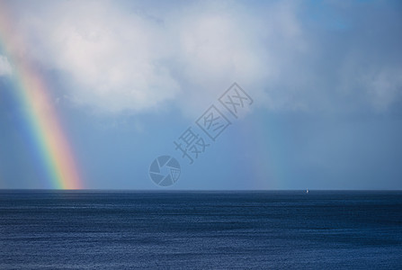 美丽的彩虹和海平面上的船天空海景地平线旅行旅游蓝色天气风景场景海洋图片