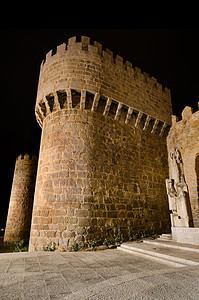 西班牙卡斯蒂利亚和里昂著名的阿维拉城墙夜幕照明建筑夜曲城堡历史性古董旅游据点遗产石头图片