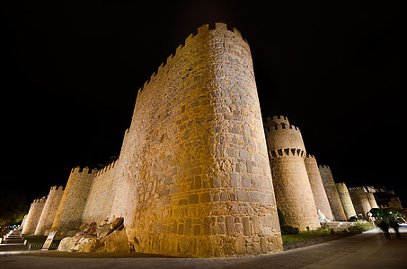 西班牙卡斯蒂利亚和里昂著名的阿维拉城墙夜幕建筑学旅游古董夜曲城市照明石头地标墙壁历史性图片