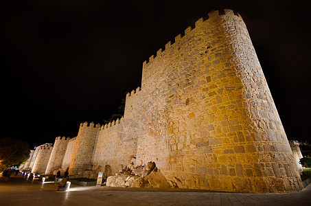 西班牙卡斯蒂利亚和里昂著名的阿维拉城墙夜幕历史建筑墙壁石头遗产历史性夜曲纪念碑石墙堡垒图片