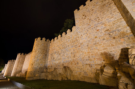 西班牙卡斯蒂利亚和里昂著名的阿维拉城墙夜幕建筑据点古董石墙石头建筑学墙壁防御堡垒历史图片