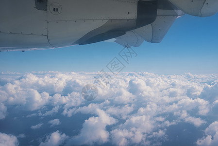 飞机窗外的云和大海景象海岸航空公司航空天际国家地平线窗户气氛蓝色运输图片