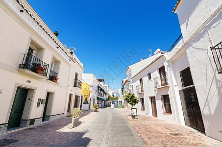 西班牙马拉加市Nerja旅游村的典型街道上有白色房屋 在西班牙马拉加省Nerja村图片