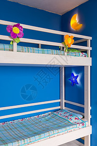 室内儿童床上木制床位的碎块 房间内图片
