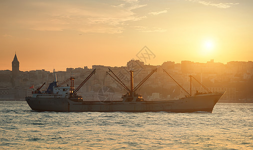 伊斯坦布尔货运船火鸡商业货船血管贸易海洋运输城市日落炼油厂图片