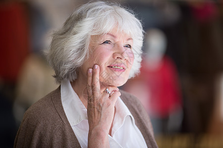 梦想成梦的老年妇女灰色祖母女性成人老化退休梦幻快乐白色图片