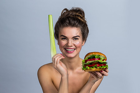 配有蔬菜汉堡包的妇女女士绿色红色包子芹菜饮食女孩女性乐趣成人图片