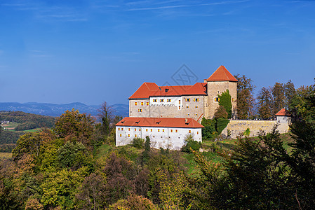山顶的中世纪城堡图片