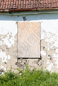 废弃房屋的破碎窗户村庄损害玻璃房子黏土裂缝陶瓷农场建筑材料图片