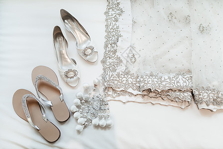 白色豪华的白酒和红底印地安新娘的鞋子图片