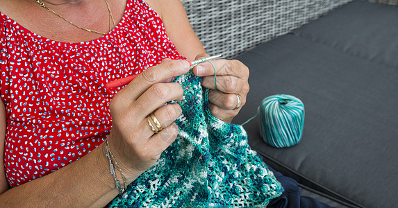 妇女编织一件蓝色羊毛毛毛衣工艺女士针线活爱好工作红色钩针创造力纺织品女性图片