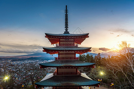 日本日落时的红土塔图片