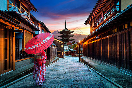 在日本京都的和Sannen Zaka街 亚洲妇女穿着日本传统和服地区宝塔旅游天空街道寺庙旅行城市神社地标图片