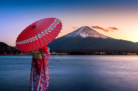 在富士山穿日本传统和服的亚裔妇女 日本川口子湖日落女郎女士裙子旅游艺妓婚礼游客天空女性文化女孩图片