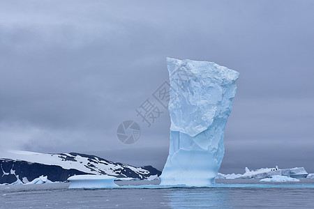 冰在海洋上释放生存天空漂浮寒冷蓝色冰点零度勘探冒险图片
