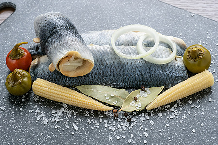 盐水鲑鱼 冷开胃菜 高压鱼码头食物洋葱木板香料美食玉米砧板小吃胡椒黑色图片