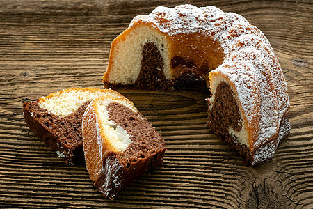 传统自制大理石蛋糕 在Wo上切碎大理石饼小吃美食咖啡可可甜点烘烤巧克力粗粮粉末糕点图片