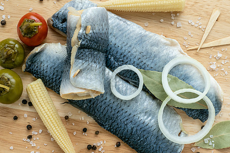 冷开胃菜 上面有景色的风景鲱鱼香料洋葱鲭鱼美食拖把盐渍海鲜玉米食物图片